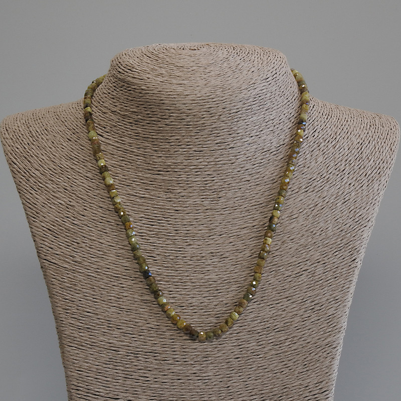 Collier en grossulaire (grenat vert), cubes facettés 4×4 mm, longueur environ 50 cm ±, avec fermoir