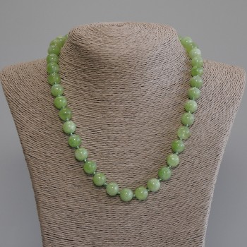 Collier en chrysoprase et olivine, boules lisses de 10 mm ±, longueur 50 mm ±, avec fermoir