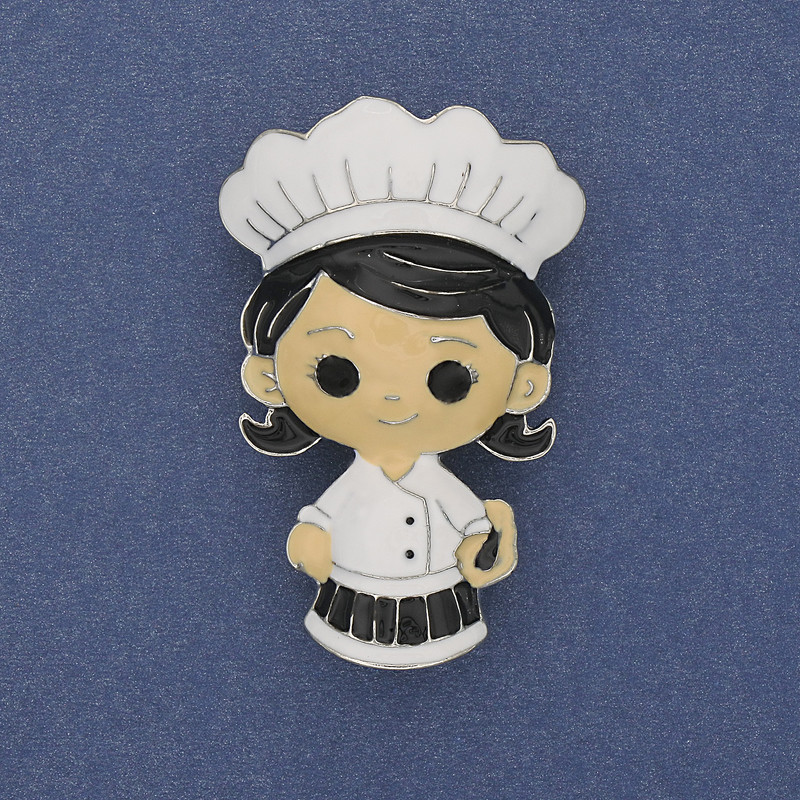 Broche Chef avec émail coloré, métal argenté, 46×27 mm+