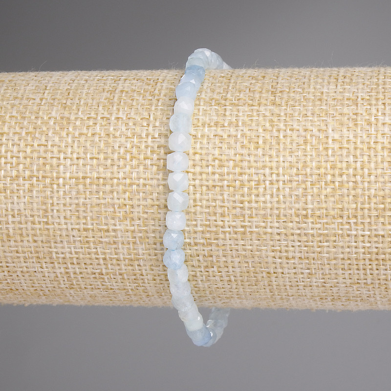 Bracelet en aigue-marine facettée en cubes, diamètre 4×4 mm ±, longueur 18 cm ±, élastique