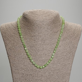 Collier en chrysoprase et olivine, cubes facettés, diamètre 5x5 mm +/-, longueur 45 mm +/-, avec fermoir