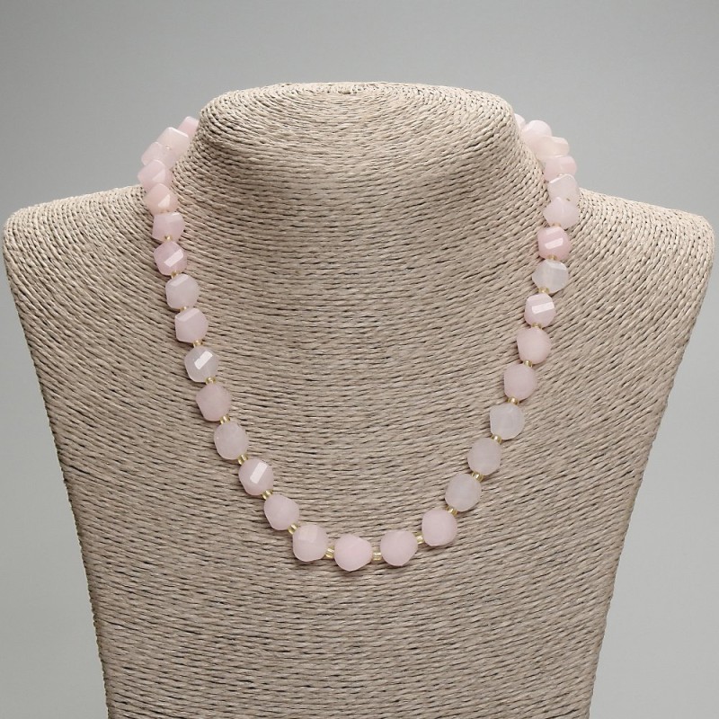 Collier en quartz rose facetté en losange, dimensions environ 10×9 mm, perles de rocaille 3 cm +-, longueur 45 mm +- avec fermoir