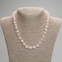 Collier en quartz rose facetté en losange, dimensions environ 10×9 mm, perles de rocaille 3 cm +-, longueur 45 mm +- avec fermoir