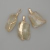 Pendentif en calcite naturelle — pierre brute, environ 44 × 23 mm ±, tailles assorties, métal doré