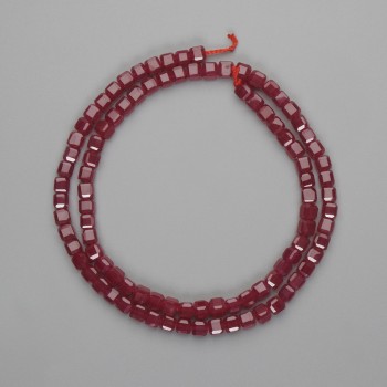 Perles de rubis (corindon) facettées en cube 4×4 mm, longueur environ 38 cm, sur fil