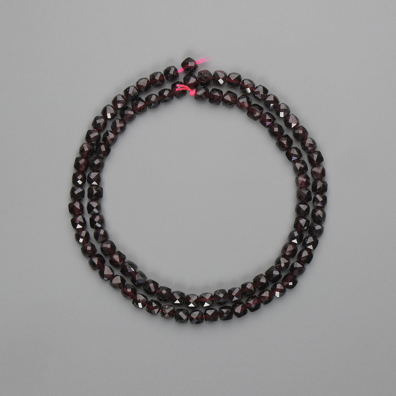 Perles de grenat facettées en cube 4x4 mm, longueur 39 cm