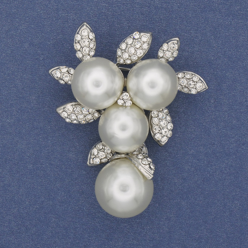 Broche-pendentif perles blanches et strass, métal argenté, 44×36 mm+