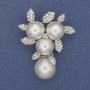 Broche-pendentif perles blanches et strass, métal argenté, 44×36 mm+
