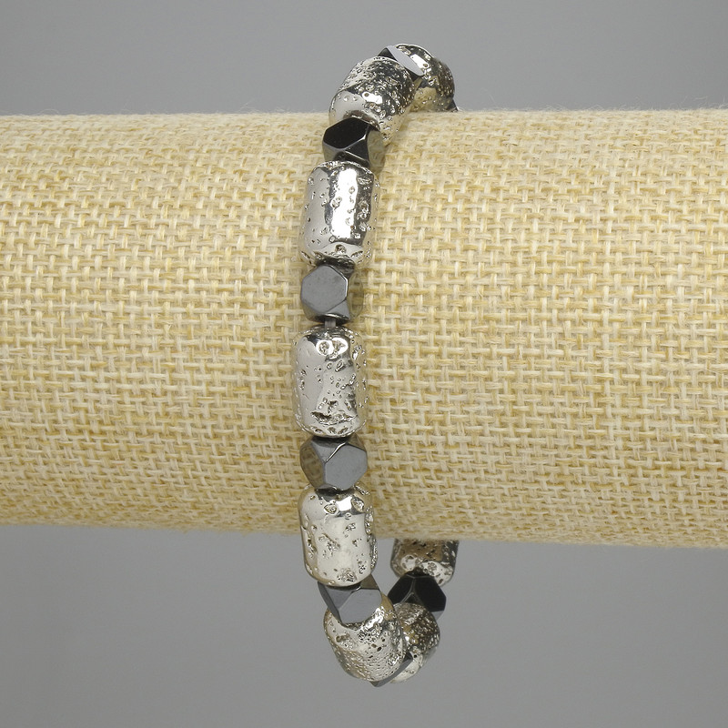 Bracelet lave et hématite, cylindres argent clair 12×8 mm ±, hématite facettée 5,5×6 mm ±, longueur 18 cm ±, élastique