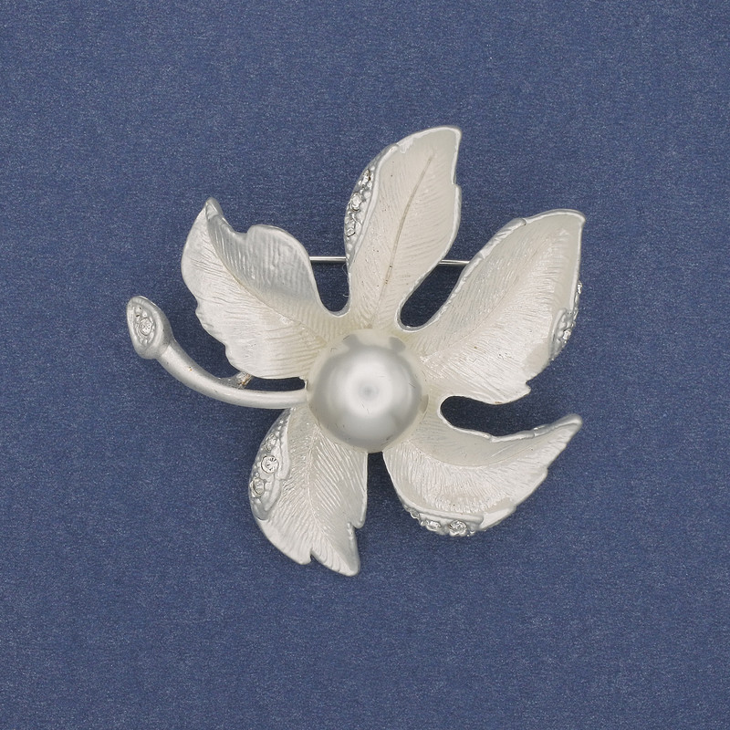 Broche Feuille avec perle, strass, émail, métal argenté, 46 mm+