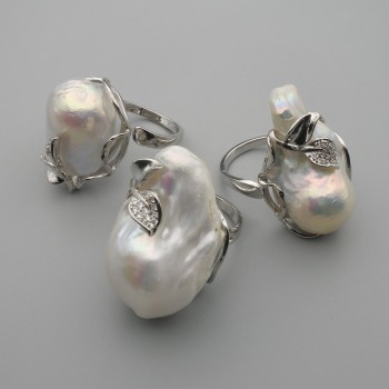 Bague avec perle baroque en monture argentée – forme et tailles de la perle assorties, diamètre 23-25×18 mm ± b/r