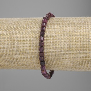 Bracelet en rubis facetté, cubes de 5 × 5 mm, longueur 18 cm ±, élastique