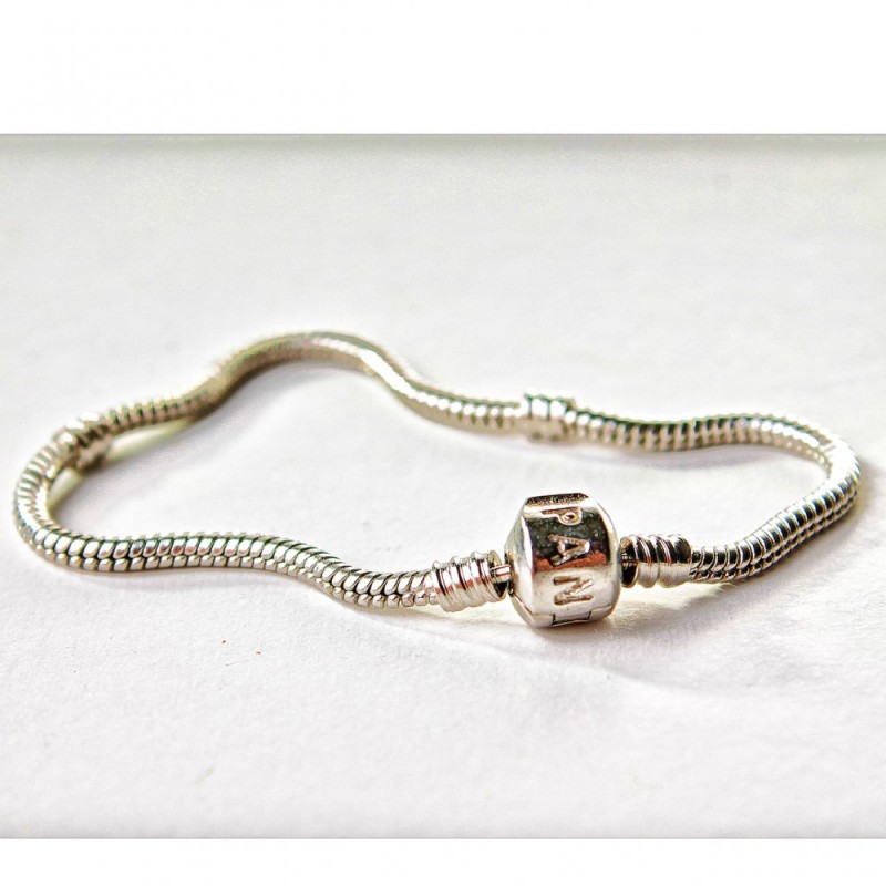 Base de bracelet PANDORA de 20 cm avec fermoir à clip et logo