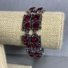 Bracelet avec des cristaux rouges carrés, longueur 18–23 cm, couleur du métal argenté