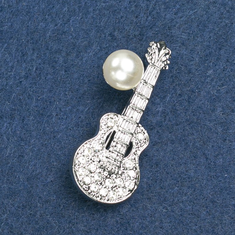 Broche guitare, métal argenté, avec perle et strass, 45×15 mm +