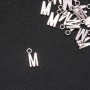 Fourniture pendentif Lettre «M» 17×7 mm, conditionnement 20 g (± 15 pièces)