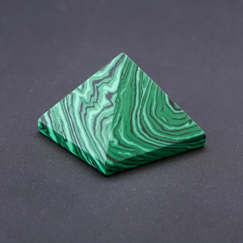 Pyramide en malachite pressée, largeur 38 mm, hauteur 30 mm