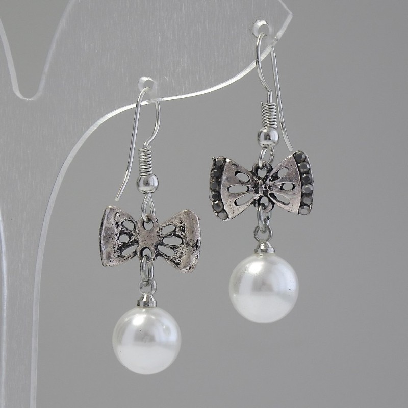 Boucles d'oreilles pendantes «Nœud» avec perles artificielles et strass (métal argenté) 3,7 × 1,5 cm
