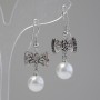 Boucles d'oreilles pendantes «Nœud» avec perles artificielles et strass (métal argenté) 3,7 × 1,5 cm