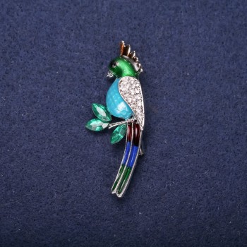 Broche perroquet émaillée avec strass, multicolore (bleu, bleu clair, vert et blanc), 50×20 mm, métal argenté