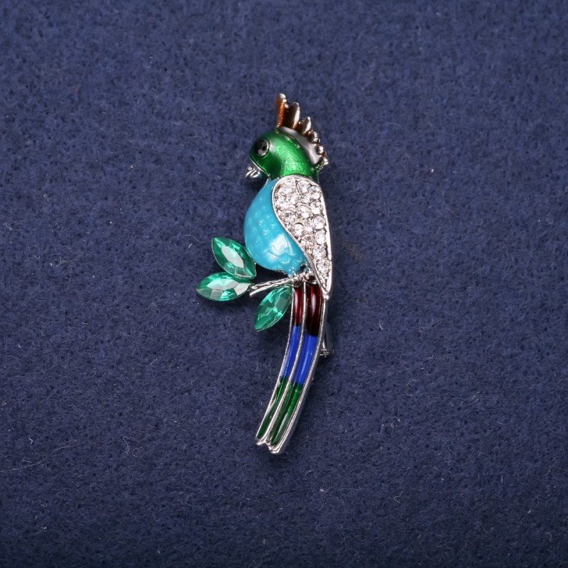 Broche perroquet émaillée avec strass, multicolore (bleu, bleu clair, vert et blanc), 50×20 mm, métal argenté