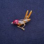 Broche «Oiseau sur une branche» émaillée avec strass, métal doré 34 × 33 mm