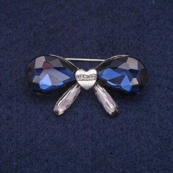 Broche en nœud papillon avec des cristaux bleus, métal argenté 20 × 40 mm