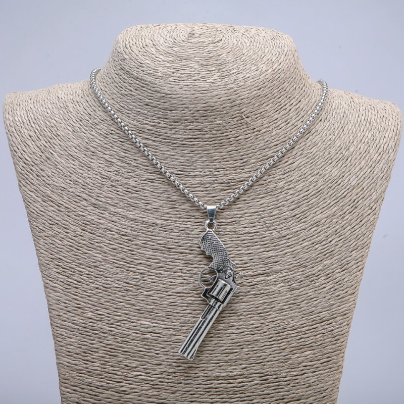 Pendentif «Révolver» 65×25 mm sur chaîne, longueur 70 cm +/- métal argenté