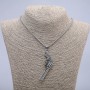 Pendentif «Révolver» 65×25 mm sur chaîne, longueur 70 cm +/- métal argenté