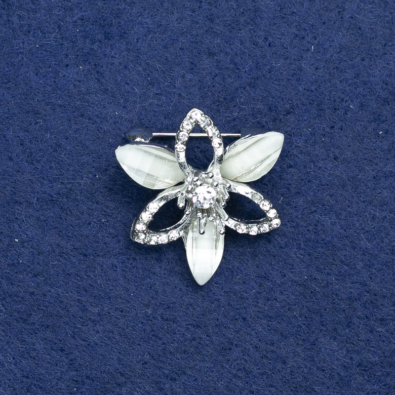 Broche Fleur en métal argenté, cristaux et strass blancs 27 mm +