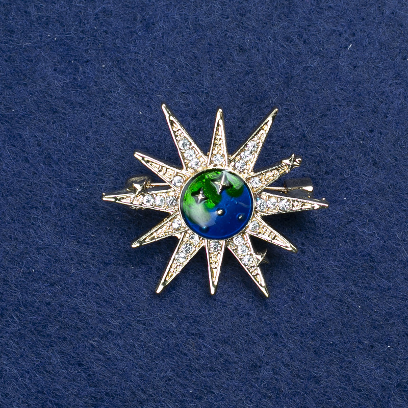Broche Étoile en métal doré, émail et strass 32 mm +