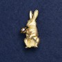 Broche Lapin avec fleur en métal doré, émail et strass, 50 × 22 mm +