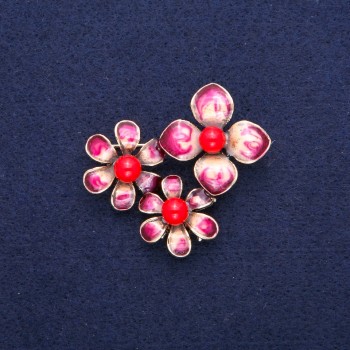 Broche-pendantif «Fleurs avec corail et émail bordeaux», métal doré, 36×46 mm
