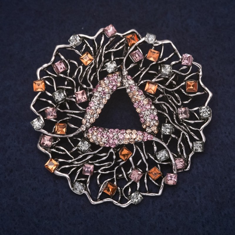 Broche Accent 53×53 mm, strass, couleur bleu clair, jaune et lilas; métal argenté