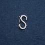 Broche initiale lettre «S» 28×17 mm couleur métal argent