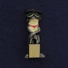 Broche-pendentif « Grenouille avec valise » en métal doré, émail gris 45×18 mm +