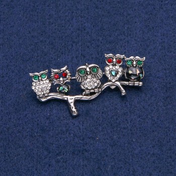 Broche chouette en métal argenté avec des strass blancs, rouges et verts et halite naturelle, 52 × 33 mm +