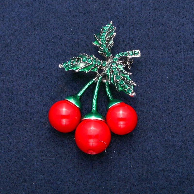 Broche-pendentif «Petites cerises» en perles de corail artificielles et émail vert, 35 × 60 mm