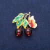 Broche-pendentif Baies avec papillon, perles grenat artificielles et émail, métal doré 39×40 mm