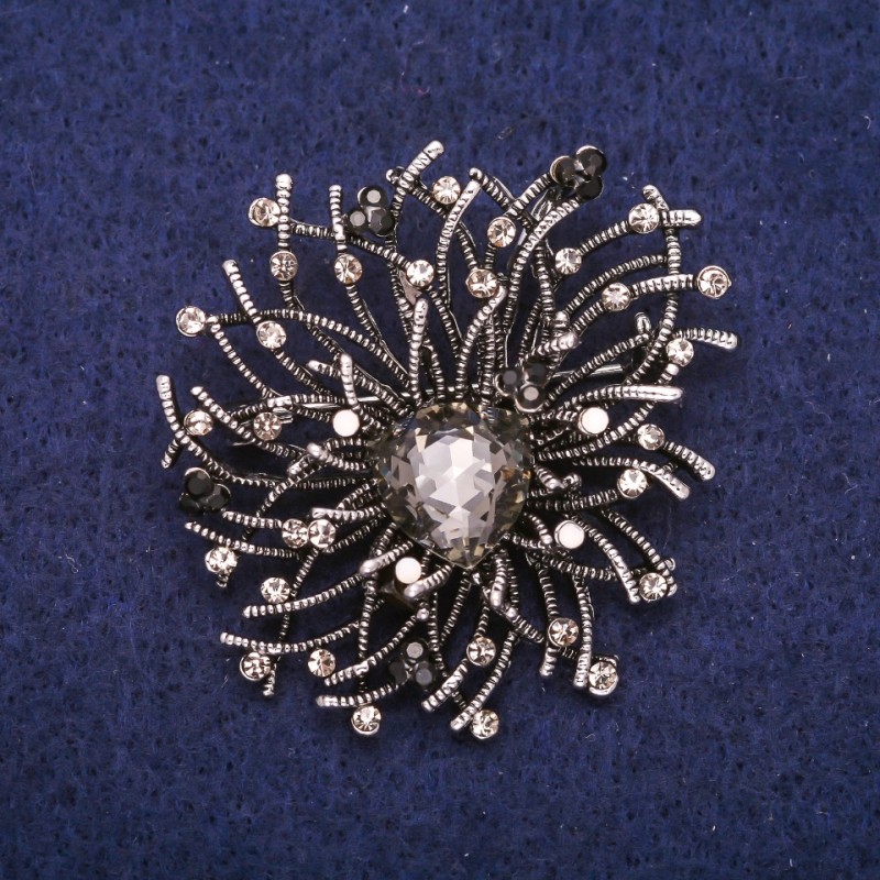 Broche Accent en strass et pierre, couleur gris, noir et blanc, 44 × 47 mm, métal argenté