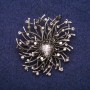 Broche Accent en strass et pierre, couleur gris, noir et blanc, 44 × 47 mm, métal argenté