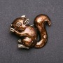 Broche «Écureuil» émail marron et métal doré, 48 × 38 mm