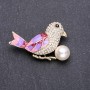 Broche Oiseau lilas et émail rose, 48 × 32 mm, métal jaune