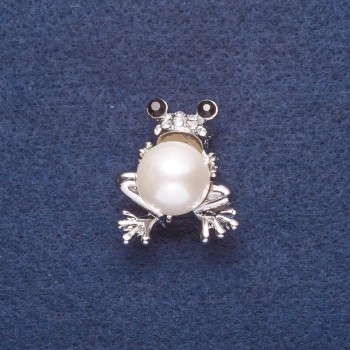 Broche «Grenouille à la perle blanche» (nommée d'après) Couleur du métal argenté 3 × 2,5 cm