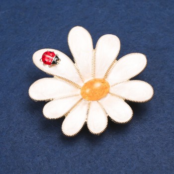 Broche Camomille Ambre synthétique, métal doré et émail, 50x54 mm +
