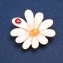 Broche Camomille Ambre synthétique, métal doré et émail, 50x54 mm +