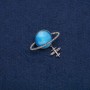 Broche Saturne Œil de chat avec avion, métal foncé et strass blancs 35×20 mm +