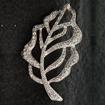 (35–60 mm) Broche en métal clair, feuille et strass