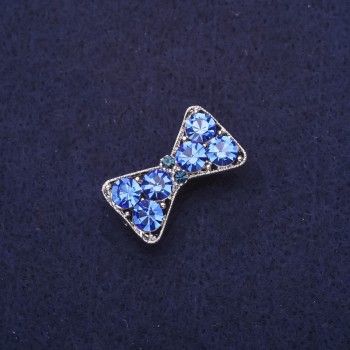 Broche Noeud en strass bleus, métal argenté, 27 × 16 mm