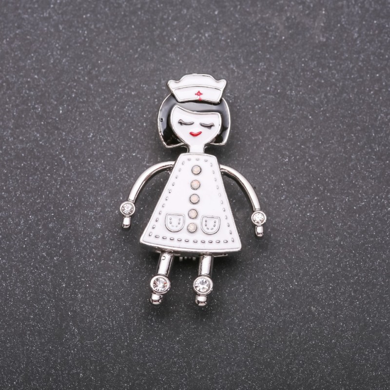 Broche infirmière émaillée blanche 42×26 mm, métal argenté